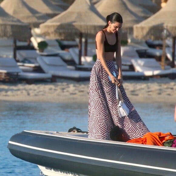 Kendall Jenner profite d'un après-midi ensoleillé en bateau à Mykonos, le 9 juillet 2019.