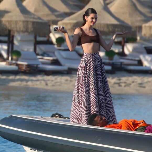 Kendall Jenner profite d'un après-midi ensoleillé en bateau à Mykonos, le 9 juillet 2019.