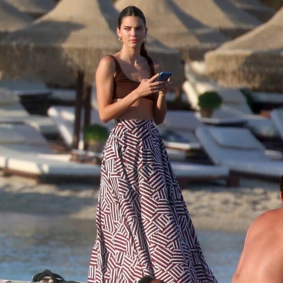 Kendall Jenner profite d'un après-midi ensoleillé en bateau à Mykonos, le 9 juillet 2019.