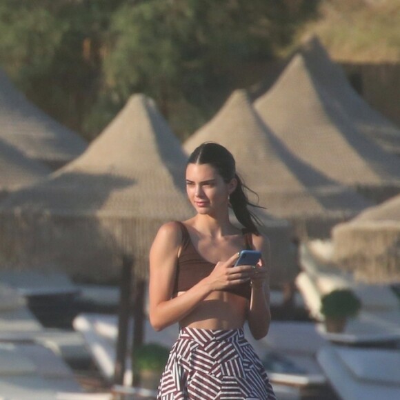 Kendall Jenner profite d'un après-midi ensoleillé en bateau à Mykonos, le 9 juillet 2019.