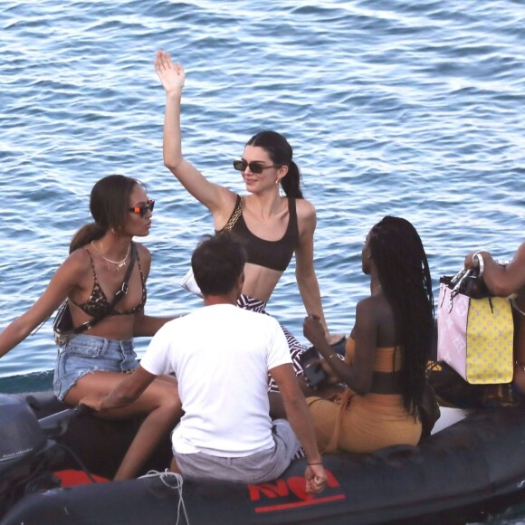 Kendall Jenner profite d'un après-midi ensoleillé en bateau à Mykonos, le 9 juillet 2019.