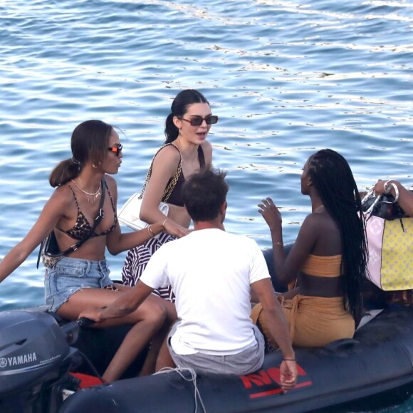 Kendall Jenner profite d'un après-midi ensoleillé en bateau à Mykonos, le 9 juillet 2019.