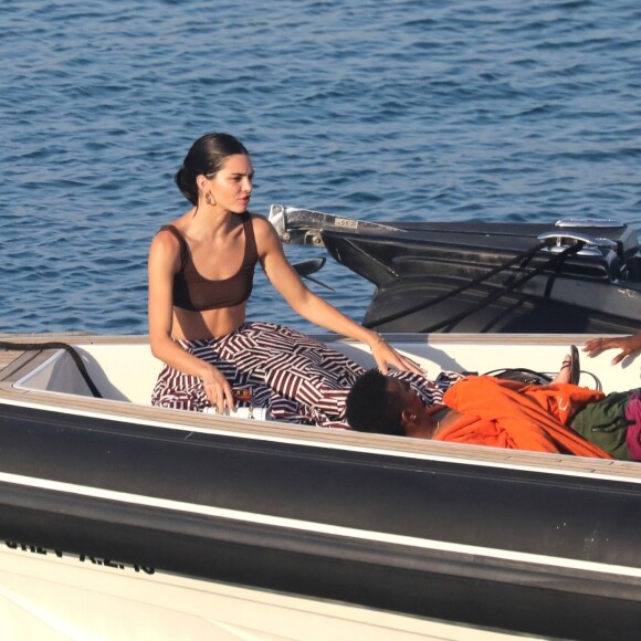 Kendall Jenner profite d'un après-midi ensoleillé en bateau à Mykonos, le 9 juillet 2019.