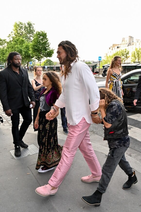 Jason Momoa et ses filles Nakoa et Lola - Les invités de Zoe Kravitz et de son mari Karl Glusman arrivent au restaurant Lapérouse à Paris pour leur Pre Wedding Party le 28 juin 2019.