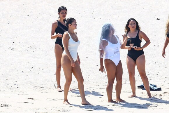 Selena Gomez fait du paddle avec ses amies au Mexique. Elle participe à l'enterrement de vie de jeune fille d'une amie. Les demoiselles d'honneurs se regroupent autours de la mariée pour prendre des photos souvenirs. Elle porte un maillot de bain blanc sur la plage de Punta Mita, le 30 juin 2019.