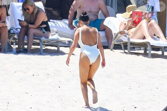 Selena Gomez fait du paddle avec ses amies au Mexique. Elle participe à l'enterrement de vie de jeune fille d'une amie. Les demoiselles d'honneurs se regroupent autours de la mariée pour prendre des photos souvenirs. Elle porte un maillot de bain blanc sur la plage de Punta Mita, le 30 juin 2019.