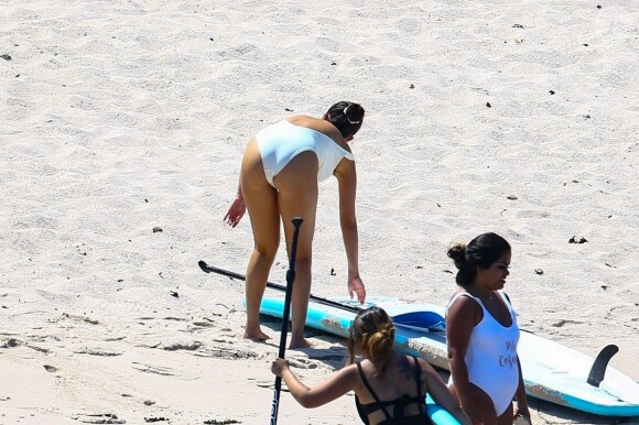 Selena Gomez fait du paddle avec ses amies au Mexique. Elle participe à l'enterrement de vie de jeune fille d'une amie. Les demoiselles d'honneurs se regroupent autours de la mariée pour prendre des photos souvenirs. Elle porte un maillot de bain blanc sur la plage de Punta Mita, le 30 juin 2019.