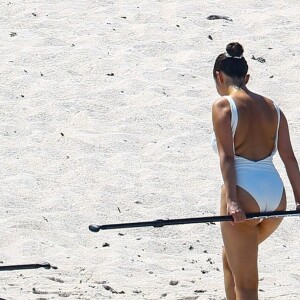 Selena Gomez fait du paddle avec ses amies au Mexique. Elle participe à l'enterrement de vie de jeune fille d'une amie. Les demoiselles d'honneurs se regroupent autours de la mariée pour prendre des photos souvenirs. Elle porte un maillot de bain blanc sur la plage de Punta Mita, le 30 juin 2019.