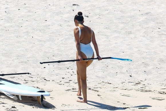Selena Gomez fait du paddle avec ses amies au Mexique. Elle participe à l'enterrement de vie de jeune fille d'une amie. Les demoiselles d'honneurs se regroupent autours de la mariée pour prendre des photos souvenirs. Elle porte un maillot de bain blanc sur la plage de Punta Mita, le 30 juin 2019.