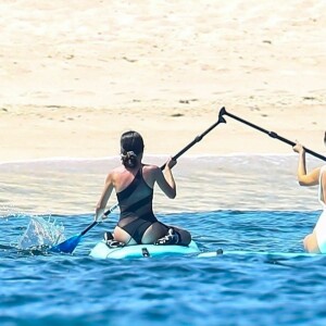 Selena Gomez fait du paddle avec ses amies au Mexique. Elle participe à l'enterrement de vie de jeune fille d'une amie. Les demoiselles d'honneurs se regroupent autours de la mariée pour prendre des photos souvenirs. Elle porte un maillot de bain blanc sur la plage de Punta Mita, le 30 juin 2019.