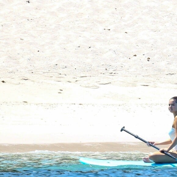 Selena Gomez fait du paddle avec ses amies au Mexique. Elle participe à l'enterrement de vie de jeune fille d'une amie. Les demoiselles d'honneurs se regroupent autours de la mariée pour prendre des photos souvenirs. Elle porte un maillot de bain blanc sur la plage de Punta Mita, le 30 juin 2019.