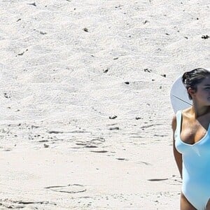 Selena Gomez fait du paddle avec ses amies au Mexique. Elle participe à l'enterrement de vie de jeune fille d'une amie. Les demoiselles d'honneurs se regroupent autours de la mariée pour prendre des photos souvenirs. Elle porte un maillot de bain blanc sur la plage de Punta Mita, le 30 juin 2019.