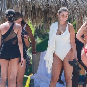 Selena Gomez fait du paddle avec ses amies au Mexique. Elle participe à l'enterrement de vie de jeune fille d'une amie. Les demoiselles d'honneurs se regroupent autours de la mariée pour prendre des photos souvenirs. Elle porte un maillot de bain blanc sur la plage de Punta Mita, le 30 juin 2019.