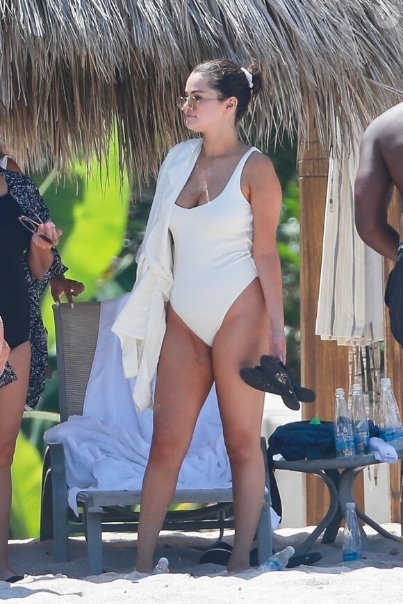 Selena Gomez fait du paddle avec ses amies au Mexique. Elle participe à l'enterrement de vie de jeune fille d'une amie. Les demoiselles d'honneurs se regroupent autours de la mariée pour prendre des photos souvenirs. Elle porte un maillot de bain blanc sur la plage de Punta Mita, le 30 juin 2019.