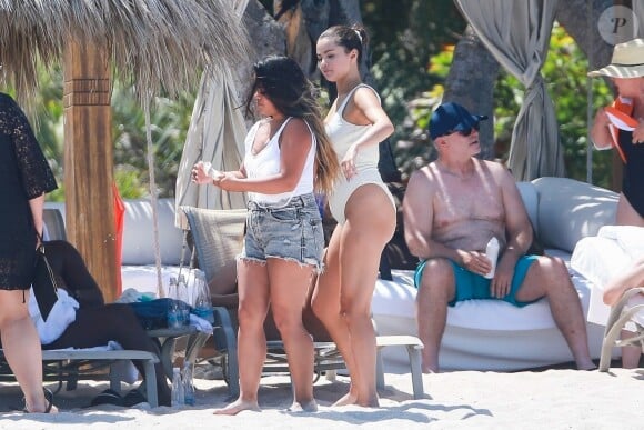 Selena Gomez fait du paddle avec ses amies au Mexique. Elle participe à l'enterrement de vie de jeune fille d'une amie. Les demoiselles d'honneurs se regroupent autours de la mariée pour prendre des photos souvenirs. Elle porte un maillot de bain blanc sur la plage de Punta Mita, le 30 juin 2019.