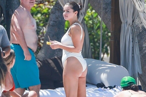Selena Gomez fait du paddle avec ses amies au Mexique. Elle participe à l'enterrement de vie de jeune fille d'une amie. Les demoiselles d'honneurs se regroupent autours de la mariée pour prendre des photos souvenirs. Elle porte un maillot de bain blanc sur la plage de Punta Mita, le 30 juin 2019.