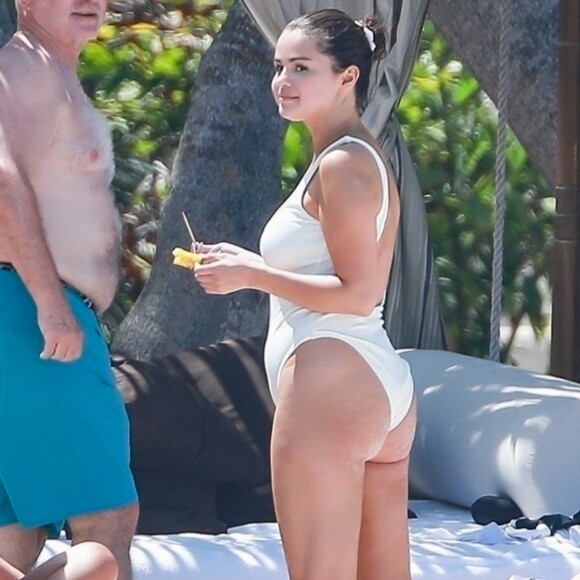 Selena Gomez fait du paddle avec ses amies au Mexique. Elle participe à l'enterrement de vie de jeune fille d'une amie. Les demoiselles d'honneurs se regroupent autours de la mariée pour prendre des photos souvenirs. Elle porte un maillot de bain blanc sur la plage de Punta Mita, le 30 juin 2019.