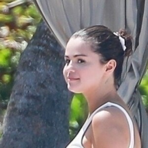 Selena Gomez fait du paddle avec ses amies au Mexique. Elle participe à l'enterrement de vie de jeune fille d'une amie. Les demoiselles d'honneurs se regroupent autours de la mariée pour prendre des photos souvenirs. Elle porte un maillot de bain blanc sur la plage de Punta Mita, le 30 juin 2019.