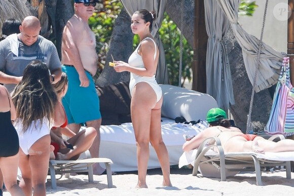 Selena Gomez fait du paddle avec ses amies au Mexique. Elle participe à l'enterrement de vie de jeune fille d'une amie. Les demoiselles d'honneurs se regroupent autours de la mariée pour prendre des photos souvenirs. Elle porte un maillot de bain blanc sur la plage de Punta Mita, le 30 juin 2019.