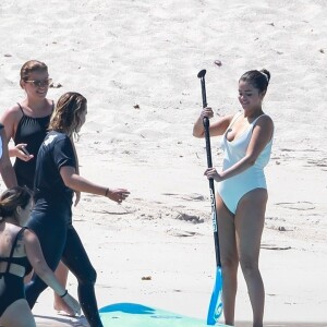Selena Gomez fait du paddle avec ses amies au Mexique. Elle participe à l'enterrement de vie de jeune fille d'une amie. Les demoiselles d'honneurs se regroupent autours de la mariée pour prendre des photos souvenirs. Elle porte un maillot de bain blanc sur la plage de Punta Mita, le 30 juin 2019.