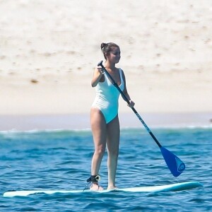 Selena Gomez fait du paddle avec ses amies au Mexique. Elle participe à l'enterrement de vie de jeune fille d'une amie. Les demoiselles d'honneurs se regroupent autours de la mariée pour prendre des photos souvenirs. Elle porte un maillot de bain blanc sur la plage de Punta Mita, le 30 juin 2019.