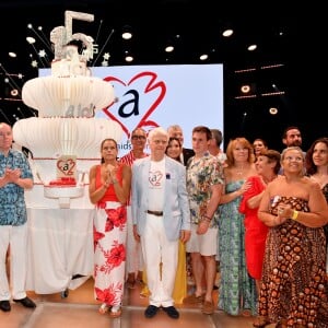 Marc Toesca, Camille Gottlieb, le prince Albert II de Monaco, la princesse Stéphanie, Lane, le plus ancien des bénévoles de FAM, mis à l'honneur ce soir, avant son départ, Marie Chevallier et Louis Ducruet, son futur époux, entourés par les membres de l'association - Traditionnelle soirée au profit de Fight Aids Monaco, dans la salle des Etoiles du Sporting à Monaco le 13 juillet 2019. Cette année, l'association de la princesse Stéphanie de Monaco, fête ses 15 ans. C'est le célèbre groupe américain The Beach Boys, tout droit venu de Californie, qui assure le Show au profit de l'association. Les membres de la famille princière, le prince Albert II de Monaco en tête, ainsi que l'ensemble du public, n'ont pas hésité à se mettre en mode "Beach Boys". © Bruno Bebert/Bestimage