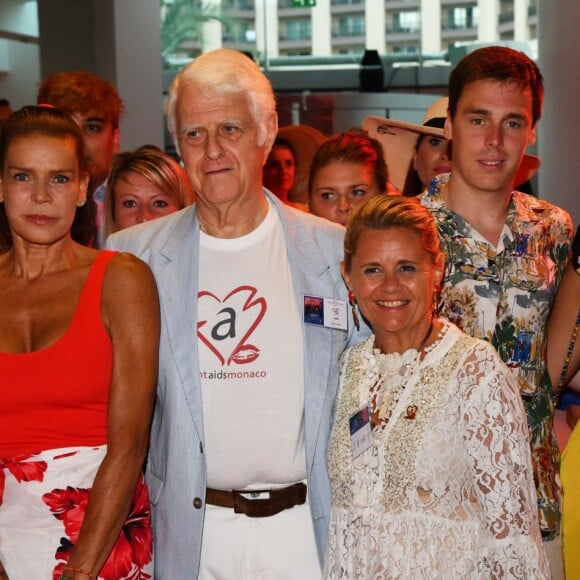 Camille Gottlieb, la princesse Stéphanie de Monaco, Lane, un des plus ancien bénévole, qui ce soir sera mis à l'honneur avant son départ de l'association, Louis Ducruet et Marie Chevallier, sa future épouse  - Traditionnelle soirée au profit de Fight Aids Monaco, dans la salle des Etoiles du Sporting à Monaco le 13 juillet 2019. Cette année, l'association de la princesse Stéphanie de Monaco, fête ses 15 ans. C'est le célèbre groupe américain The Beach Boys, tout droit venu de Californie, qui assure le Show au profit de l'association. Les membres de la famille princière, le prince Albert II de Monaco en tête, ainsi que l'ensemble du public, n'ont pas hésité à se mettre en mode "Beach Boys". © Bruno Bebert/Bestimage