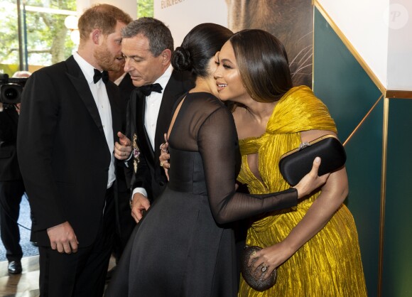 Le prince Harry, duc de Sussex, et Meghan Markle, duchesse de Sussex, avec Jay-Z et sa femme Beyonce Knowles à la première du film "Le Roi Lion" au cinéma Odeon Luxe Leicester Square à Londres, le 14 juillet 2019.