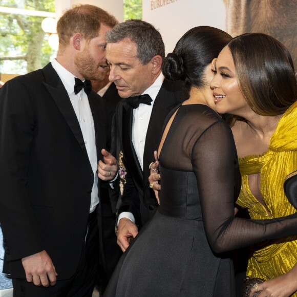 Le prince Harry, duc de Sussex, et Meghan Markle, duchesse de Sussex, avec Jay-Z et sa femme Beyonce Knowles à la première du film "Le Roi Lion" au cinéma Odeon Luxe Leicester Square à Londres, le 14 juillet 2019.