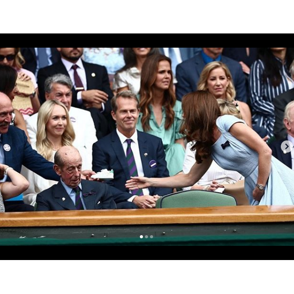 L'ex-champion de tennis Stan Smith offre une paire de baskets dédicacées à Kate Middleton pour son fils le prince Louis, au tournoi de Wimbledon, le 14 juillet 2019.