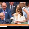 L'ex-champion de tennis Stan Smith offre une paire de baskets dédicacées à Kate Middleton pour son fils le prince Louis, au tournoi de Wimbledon, le 14 juillet 2019.