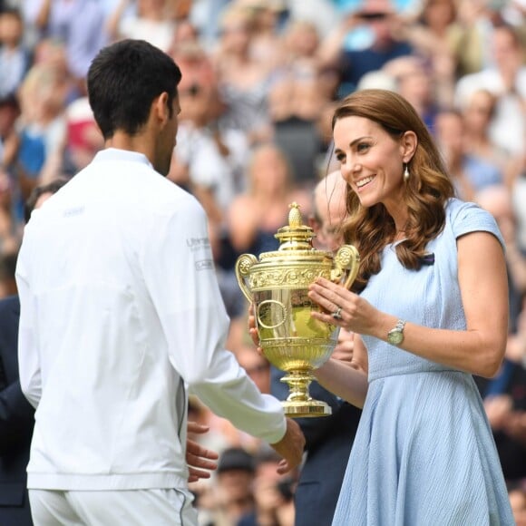 Finale homme du tournoi de Wimbledon "Novak Djokovic - Roger Federer (7/6 - 1/6 - 7/6 - 4/6 - 13/12)" à Londres. Catherine (Kate) Middleton, duchesse de Cambridge, est venue remettre les trophées aux joueurs. Londres, le 14 juillet 2019.