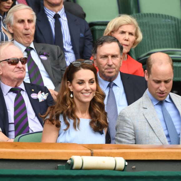 Le prince William, duc de Cambridge, et Catherine (Kate) Middleton, duchesse de Cambridge, assistent à la finale homme du tournoi de Wimbledon "Novak Djokovic - Roger Federer (7/6 - 1/6 - 7/6 - 4/6 - 13/12)" à Londres. Catherine (Kate) Middleton, duchesse de Cambridge, est venue remettre les trophées aux joueurs. Londres, le 14 juillet 2019.