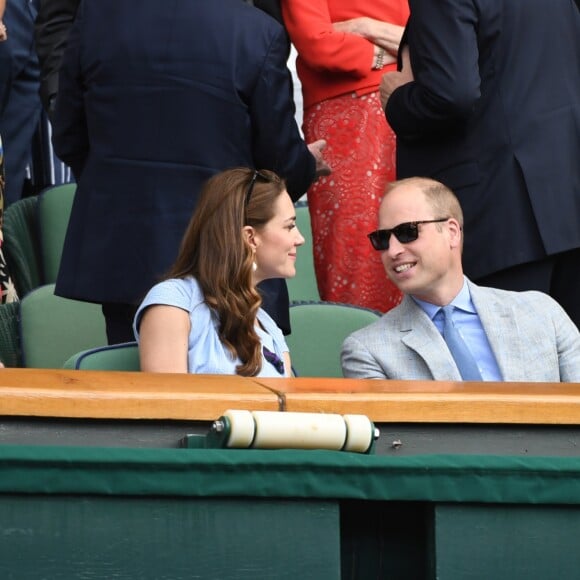 Le prince William, duc de Cambridge, et Catherine (Kate) Middleton, duchesse de Cambridge, assistent à la finale homme du tournoi de Wimbledon "Novak Djokovic - Roger Federer (7/6 - 1/6 - 7/6 - 4/6 - 13/12)" à Londres. Catherine (Kate) Middleton, duchesse de Cambridge, est venue remettre les trophées aux joueurs. Londres, le 14 juillet 2019.