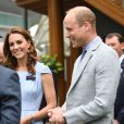 Le prince William, duc de Cambridge, et sa femme Catherine (Kate) Middleton, duchesse de Cambridge, rencontrent le staff du tournoi à leur arrivée à Wimbledon pour assister à la finale Federer vs Djokovic, à Londres le 14 juillet 2019.