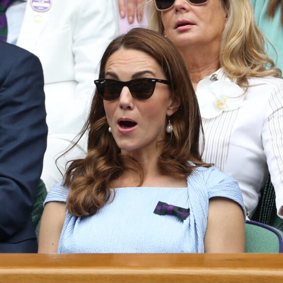 Le prince William, duc de Cambridge, et Catherine (Kate) Middleton, duchesse de Cambridge, assistent à la finale homme du tournoi de Wimbledon "Novak Djokovic - Roger Federer (7/6 - 1/6 - 7/6 - 4/6 - 13/12)" à Londres. Catherine (Kate) Middleton, duchesse de Cambridge, est venue remettre les trophées aux joueurs. Londres, le 14 juillet 2019.
