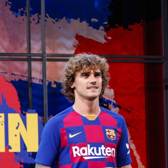Antoine Griezmann, nouvelle recrue du FC Barcelone, en séance photo à Barcelone, le 14 juillet 2019.