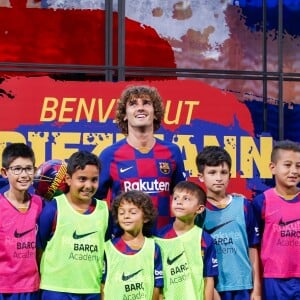 Antoine Griezmann, nouvelle recrue du FC Barcelone, en séance photo à Barcelone, le 14 juillet 2019.