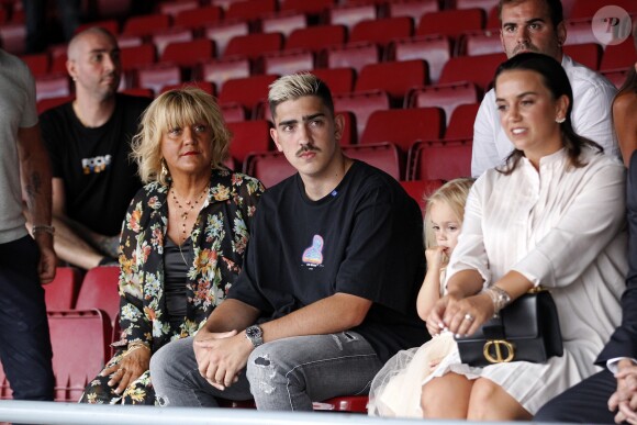 Erika Choperena avec sa fille Mia et des membres de sa famille assistent à la présentation d'A. Griezmann à son nouveau club le FC Barcelone. Barcelone, le 14 juillet 2019.