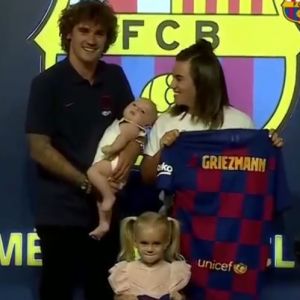Antoine Griezmann, sa femme Erika et leurs deux enfants Mia et Amaro au FC Barcelone Megastore, le 13 juillet 2019.