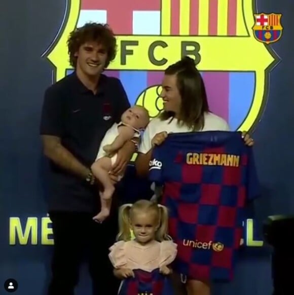 Antoine Griezmann, sa femme Erika et leurs deux enfants Mia et Amaro au FC Barcelone Megastore, le 13 juillet 2019.