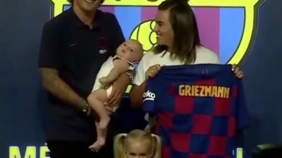 Antoine Griezmann au FC Barcelone : avec Mia et Amaro pour les présentations