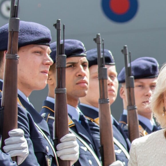 Le prince Charles et Camilla Parker Bowles, duchesse de Cornouailles, visitent la Porte de Brandebourg à Berlin, en compagnie du maire Michael Mueller et de sa femme Claudia. Le 7 mai 2019