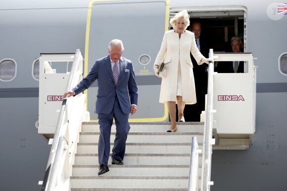 Le prince Charles et Camilla Parker Bowles, duchesse de Cornouailles, à leur arrivée à l'aéroport Tegel à Berlin. Le 7 mai 2019