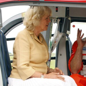 Camilla Parker-Bowles dans un hélicoptère ambulancier à Cornwall en 2012.