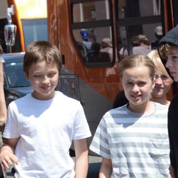 Angelina Jolie est allée boire un verre avec ses enfants Knox et Vivienne dans l'Hôtel Escape à Hollywood, le 5 juillet 2019.