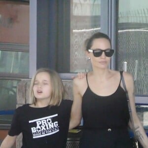 Exclusif - Angelina Jolie et sa fille Vivienne sont allées faire des courses chez Rite Aid dans le quartier de Los Feliz à Los Angeles, le 30 juin 2019