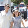 Angelina Jolie se promène avec sa fille Vivienne à Los Angeles, le 23 juin 2019.