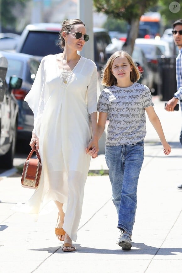 Angelina Jolie se promène avec sa fille Vivienne à Los Angeles, le 23 juin 2019.