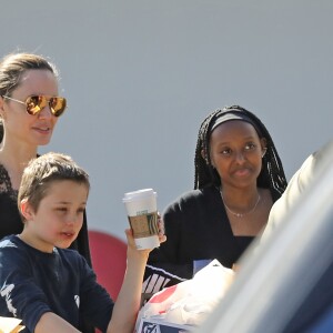 Exclusif - Angelina Jolie fait des courses avec ses enfants, Zahara et les jumeaux Knox et Vivienne au Nouveau-Mexique, Etats-Unis, le 15 mai 2019.